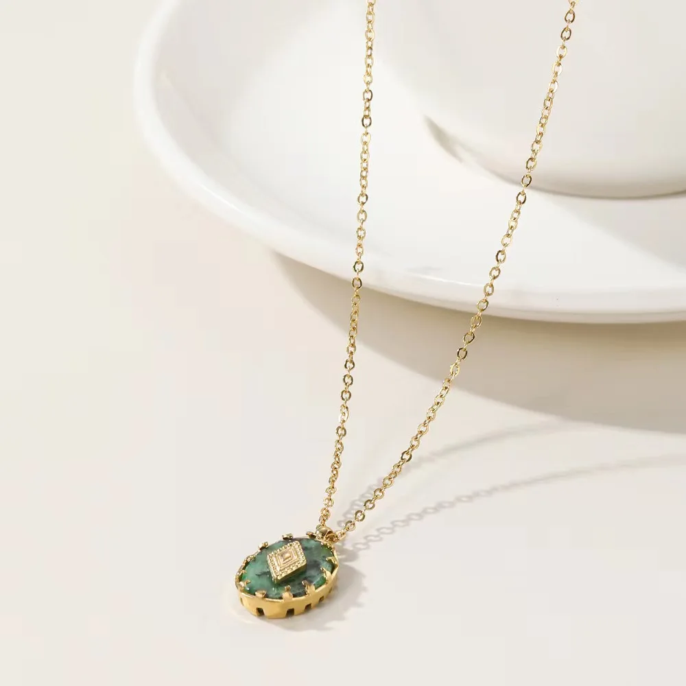 

Fashion Vintage Natural Stone Green Pendant Necklace Girl Ladies Romantic Gold-plated Titanium Steel Clavicle Chain Jewelry Gift