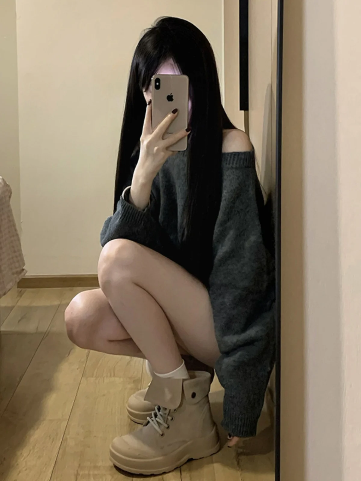 Серое трикотажное платье с открытыми плечами женское осеннее 2024 новая корейская