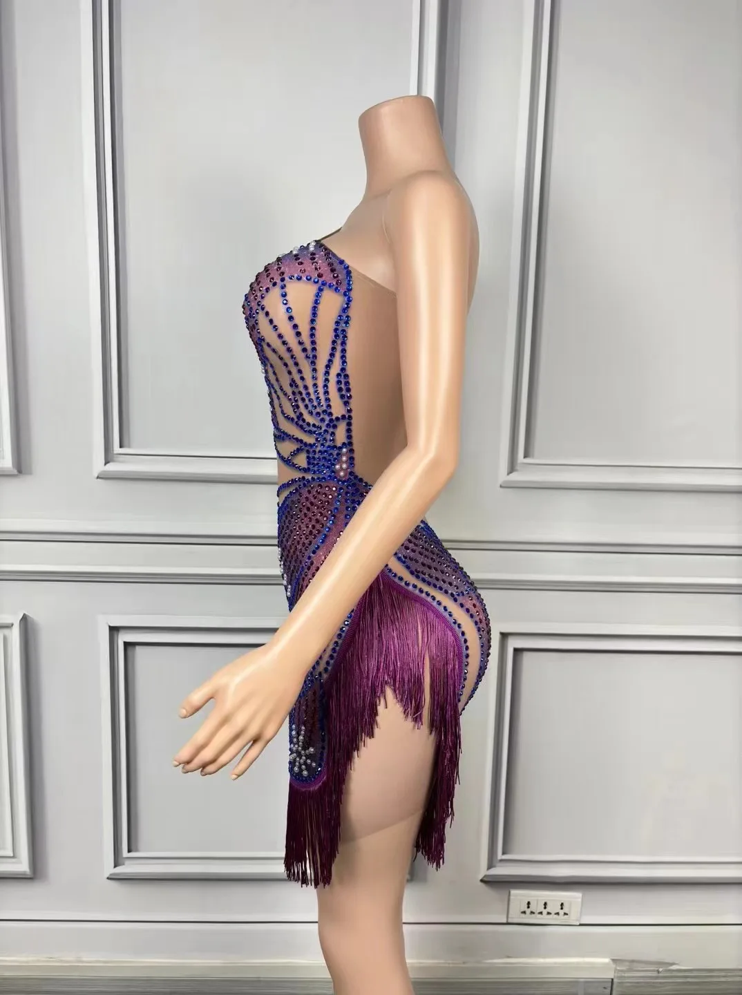 Дизайн на одно плечо эластичная короткая юбка с кисточками облегающая бедра