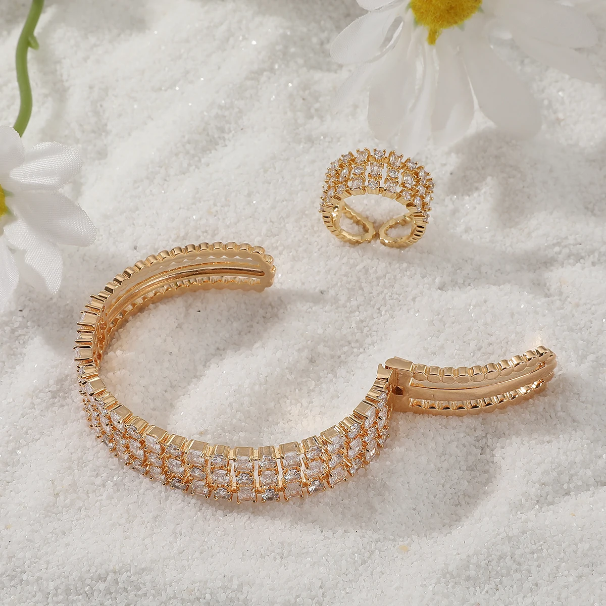 Модный циркониевый браслет и кольцо с геометрической перфорацией