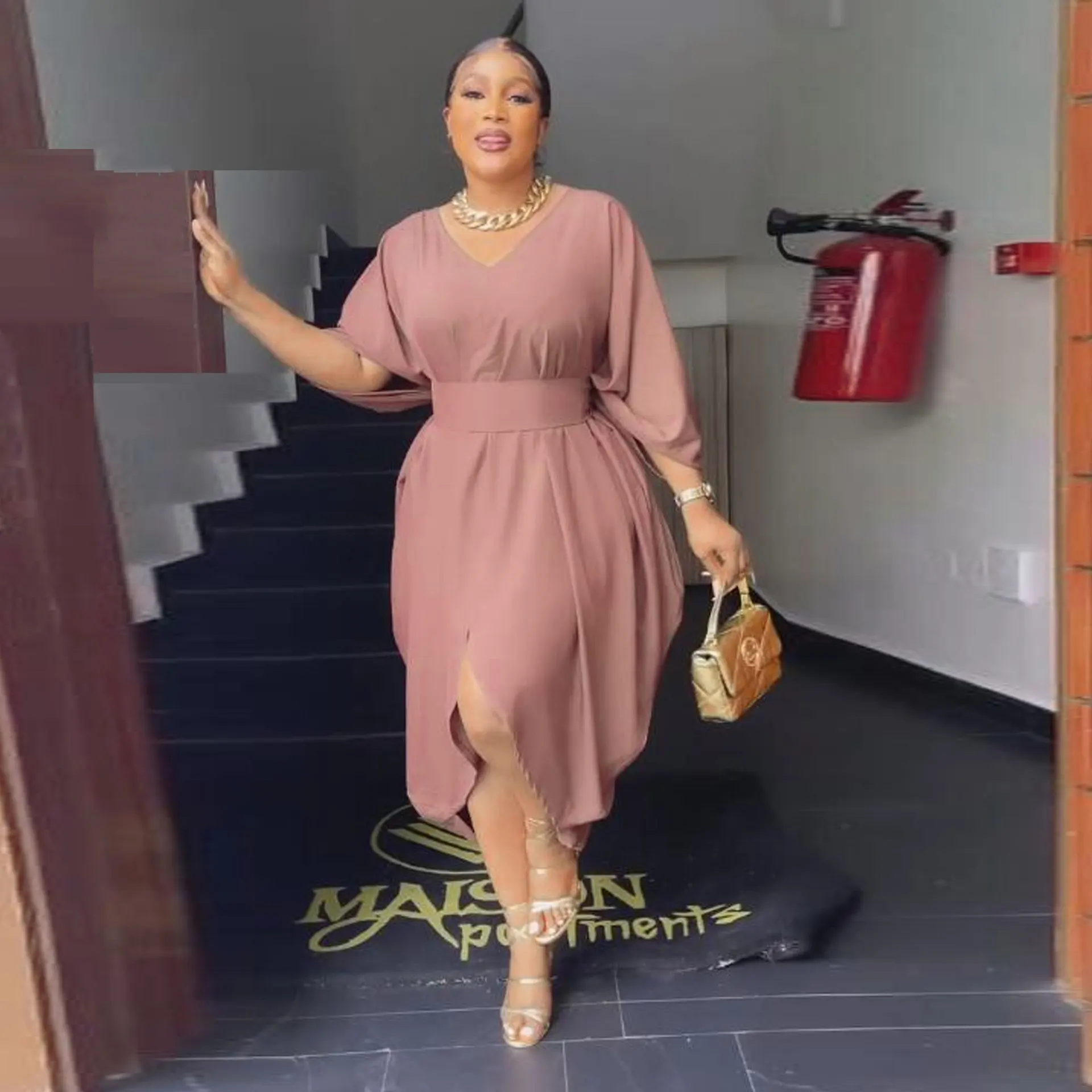 

Женское платье-миди с рукавом летучая мышь, V-образным вырезом и завязкой на талии