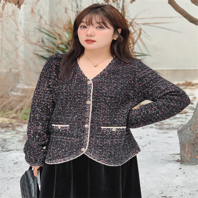 Женский вязаный свитер в горошек с V-образным вырезом