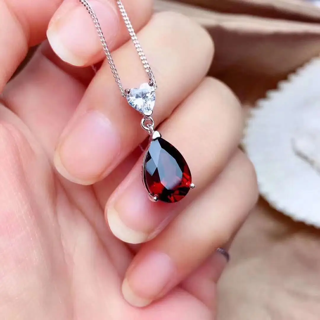 

New Fashion Inlaid Natural Garnet Water Drop White Heart Zircon Necklace Women