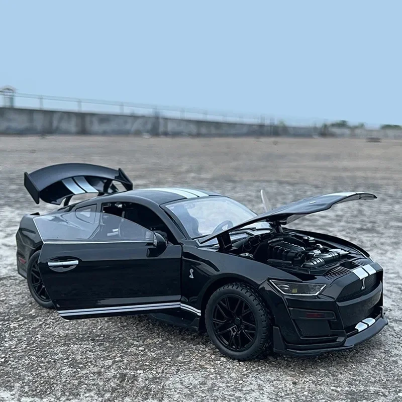 Модель спортивного автомобиля Ford Mustang Shelby GT500 1:18