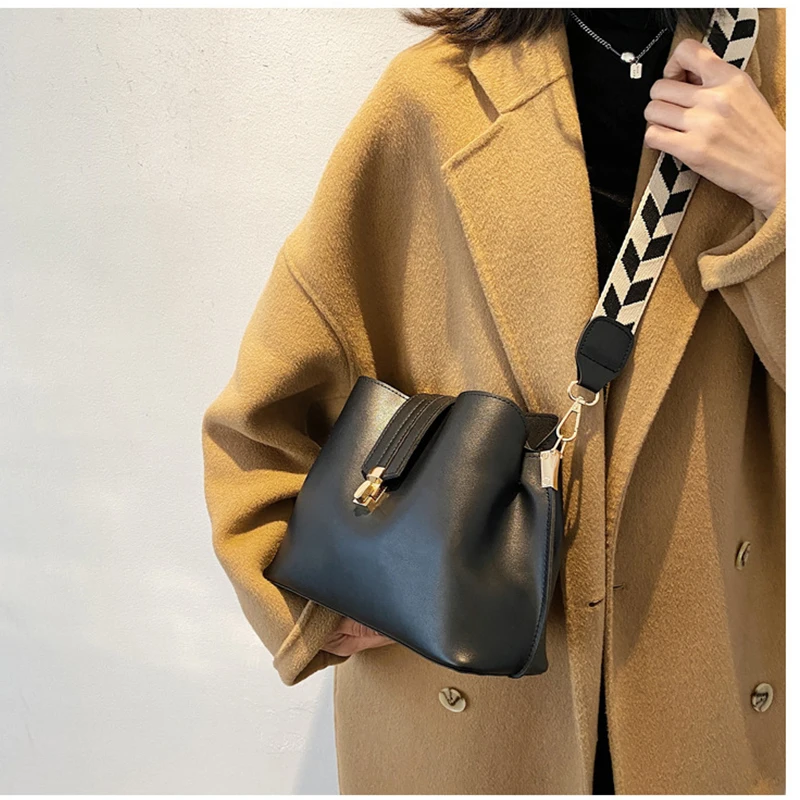 Large-Capacity Women'S Shoulder Bag Four Seasons Fashion Bucket Bag Casual Female Messenger Underarm Bag All-Match Broadband Bag