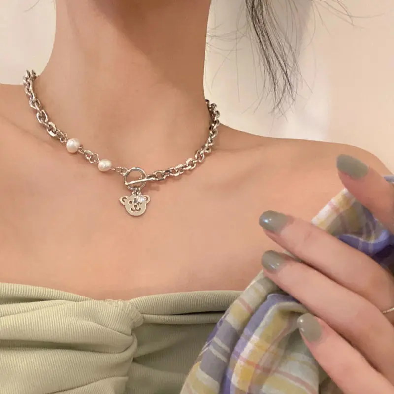 

Женское колье-чокер с подвеской в виде медведя