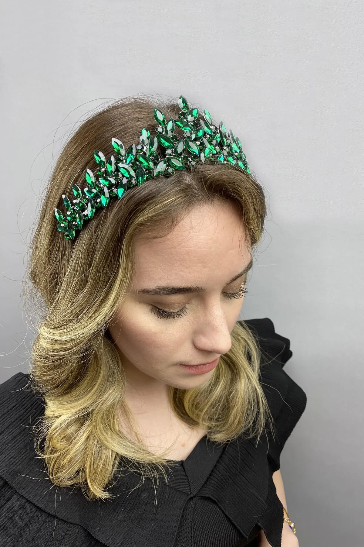 

Green Subra Model Bridal Henna Crown