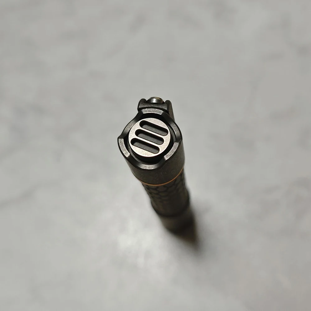 Портативный титановый фонарик EDC