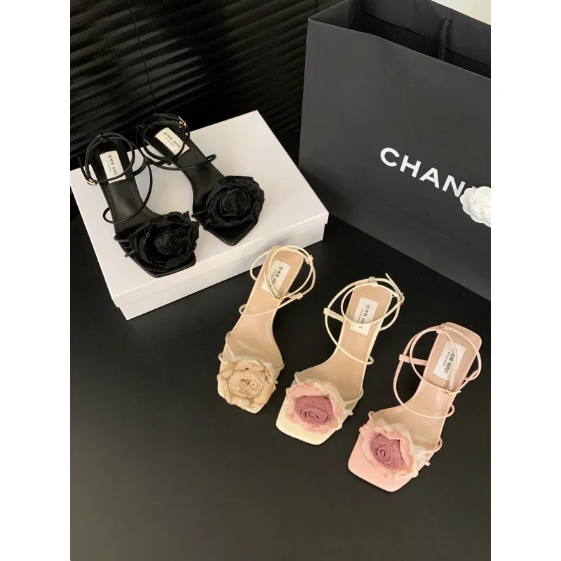 Бежевые босоножки на каблуке. Туфли низком каблуке с ремешком. Лето 2023. Черные