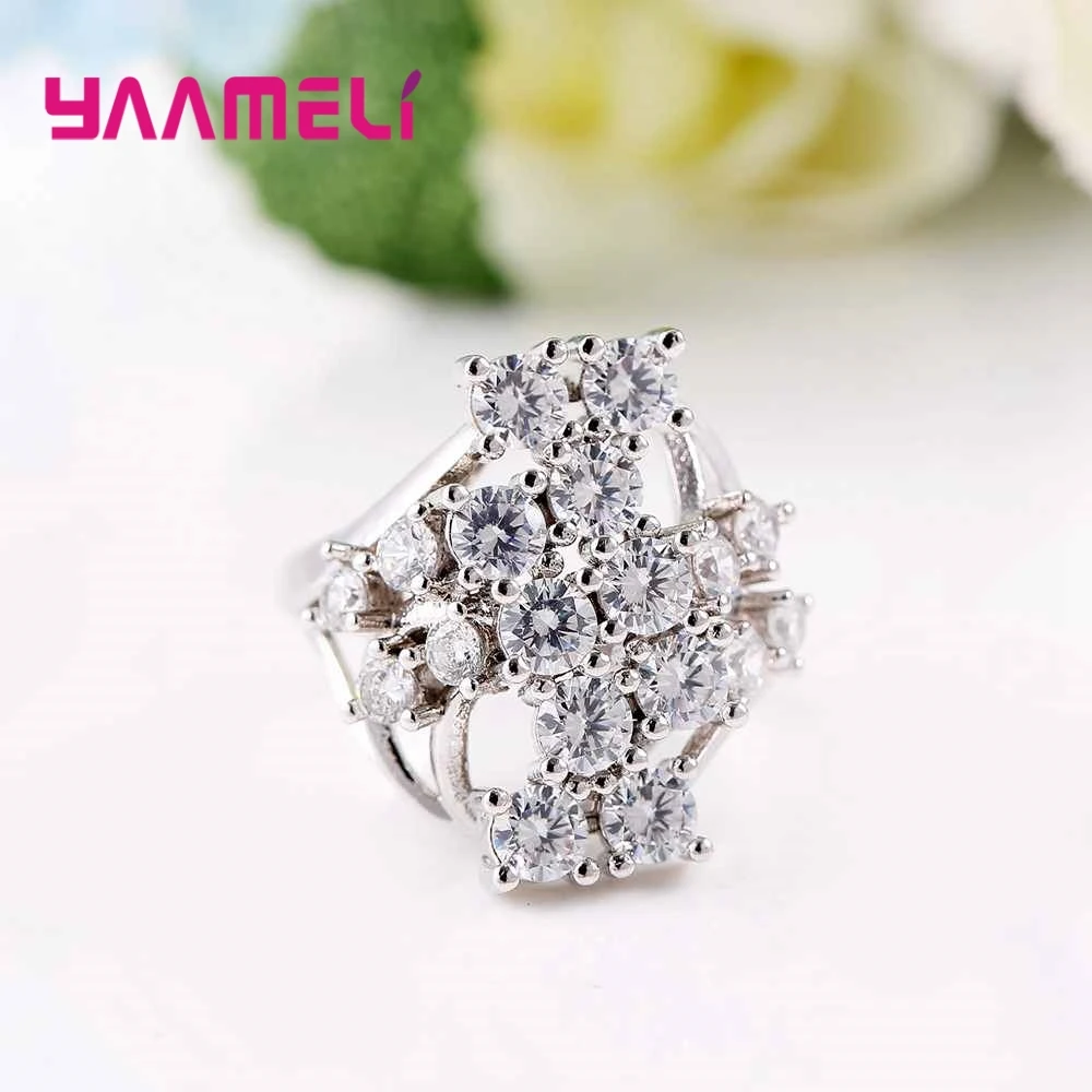 Женское кольцо на палец с белыми круглыми кристаллами