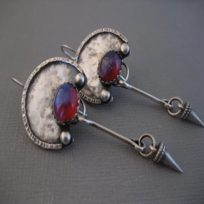

Ethnic Oval Red Stone Boho Earrings for Women Vintage Jewelry Silver Color Metal Geometry Hollow Scallop Earrings Party Gift