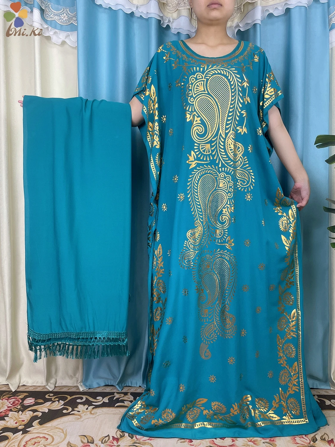 Женское длинное платье с золотым принтом