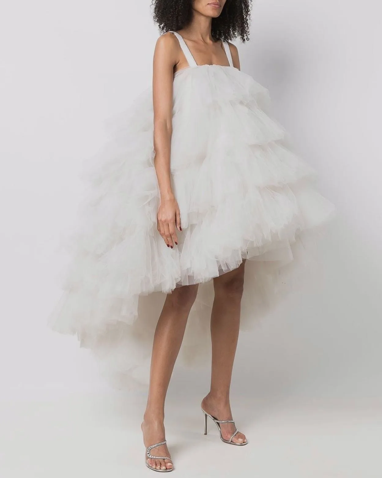 Красивое белое многослойное высокое женское платье-пачка с оборками на бретелях