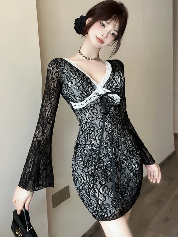 Черное кружевное шикарное мини-платье с v-образным вырезом и расклешенными