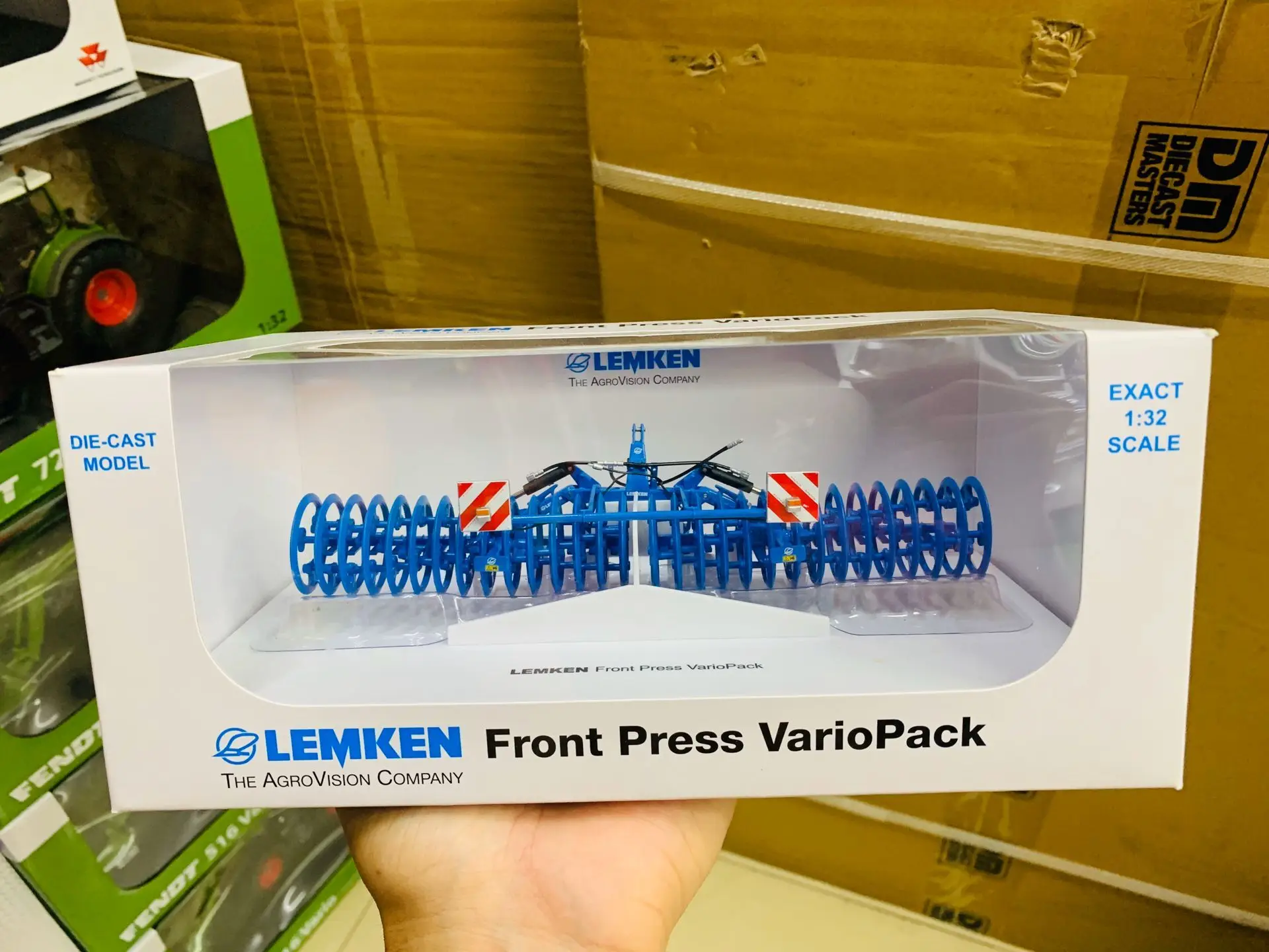 Масштаб 1:32 литой под давлением модель Lemken передний пресс Vario Pack UH2777 Новый в коробке