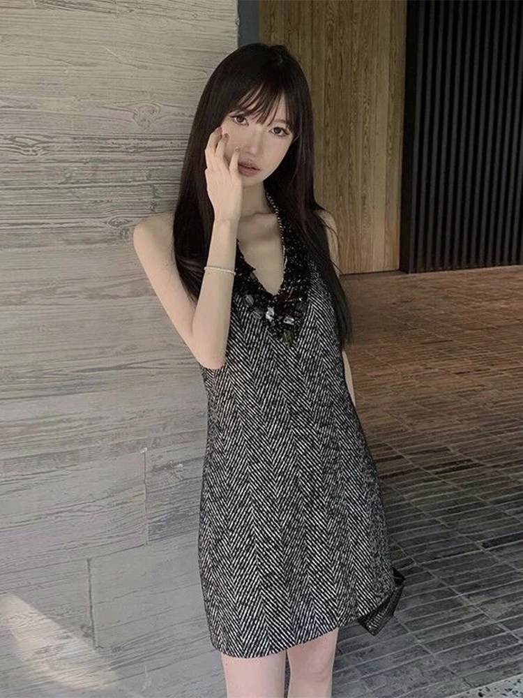 Женское короткое платье с открытой спиной V-образным вырезом и блестками