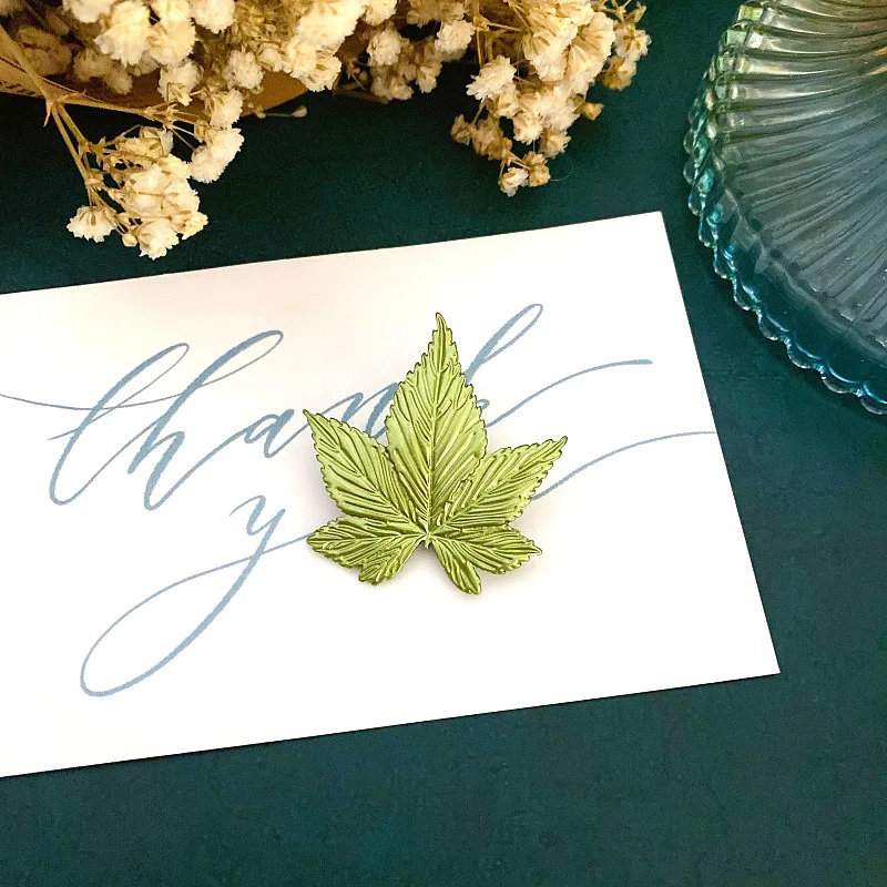 

VintageRetro French Minimalist Literary Mori Leaf Brooch Men's Corsage Exquisite Elegant Temperament Pin Women's Jewellery