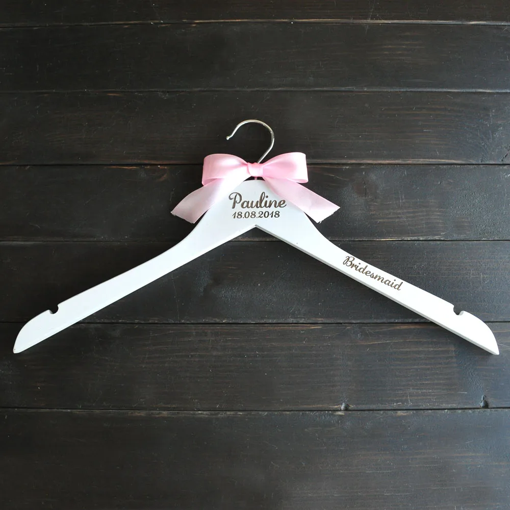 Деревянная вешалка для платья с выгравированными цветами невесты и подружки |
