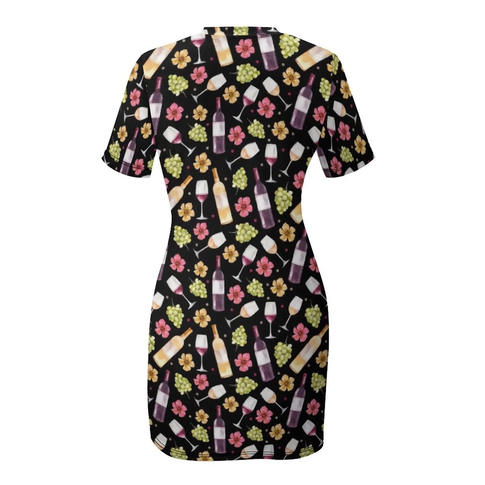 Красно-белые бутылки вина виноград и акварельные цветы на черном платье с