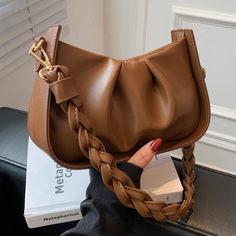 

Женская сумка для подмышек, новинка 2022, модная универсальная сумка-мессенджер с кожаной текстурой, однотонная сумка с помятым облаком, сумк...