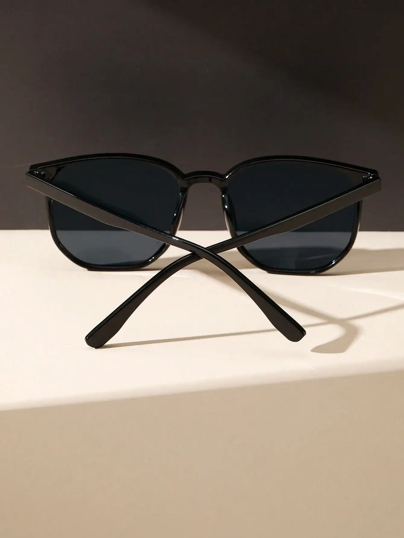 1 шт. классические пластиковые солнцезащитные очки унисекс в геометрической