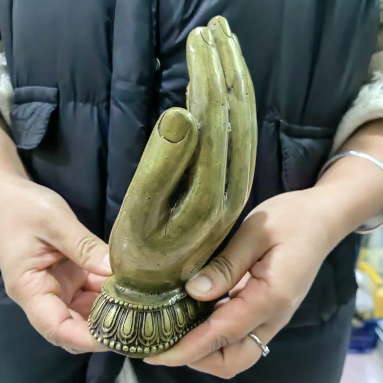 Тибет Медный буддизм Гуань Инь Сидящий в руке старый храм Кван-инь Будда Грязе