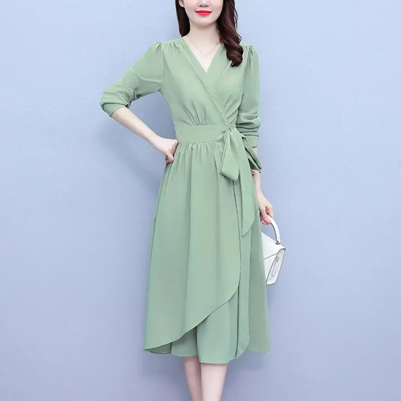 

Женское цельнокроеное платье-миди с длинным рукавом и V-образным вырезом