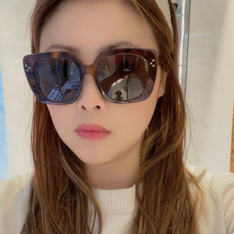 

Yuumi CL40218U Sunglasses For Women Mens Black Eyewear Cat eye MGlasses Spy Fashion Oversized Luxury Designer Brand Jennie