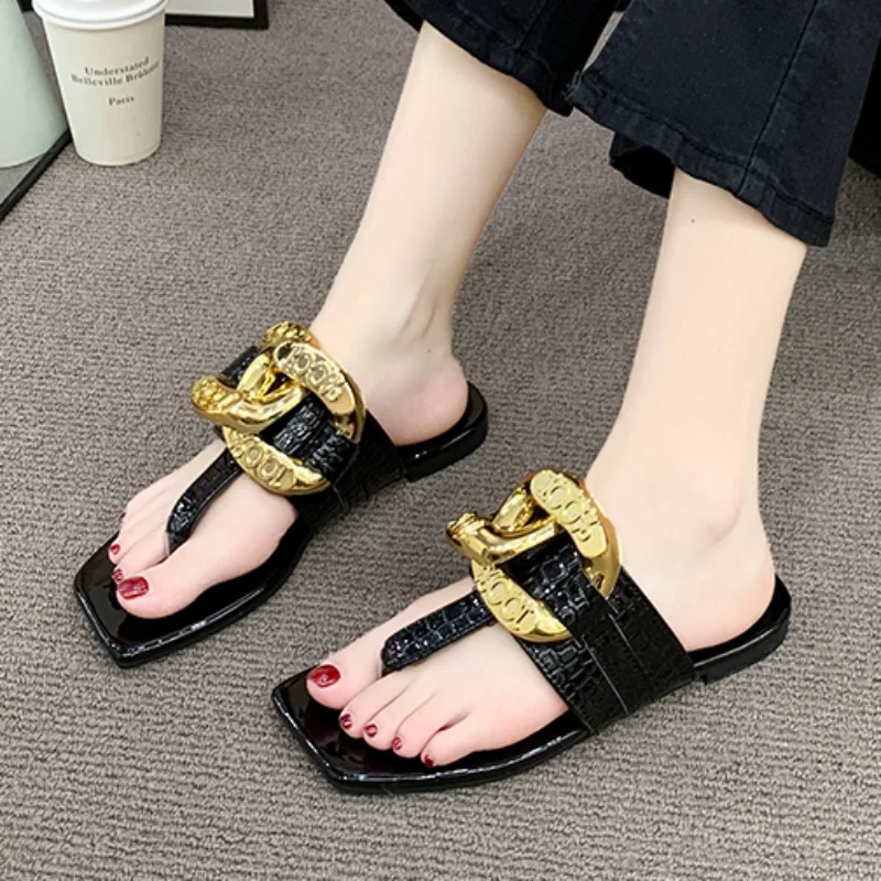 

Женские роскошные шлепанцы декоративная металлическая цепь, Новинка лета 2023, модная пляжная обувь с квадратным носком на плоской подошве, сланцы, женские шлепанцы