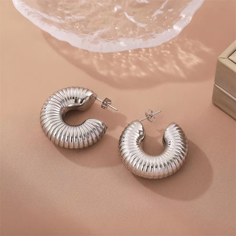 Женские серьги-кольца с текстурой в винтажном стиле