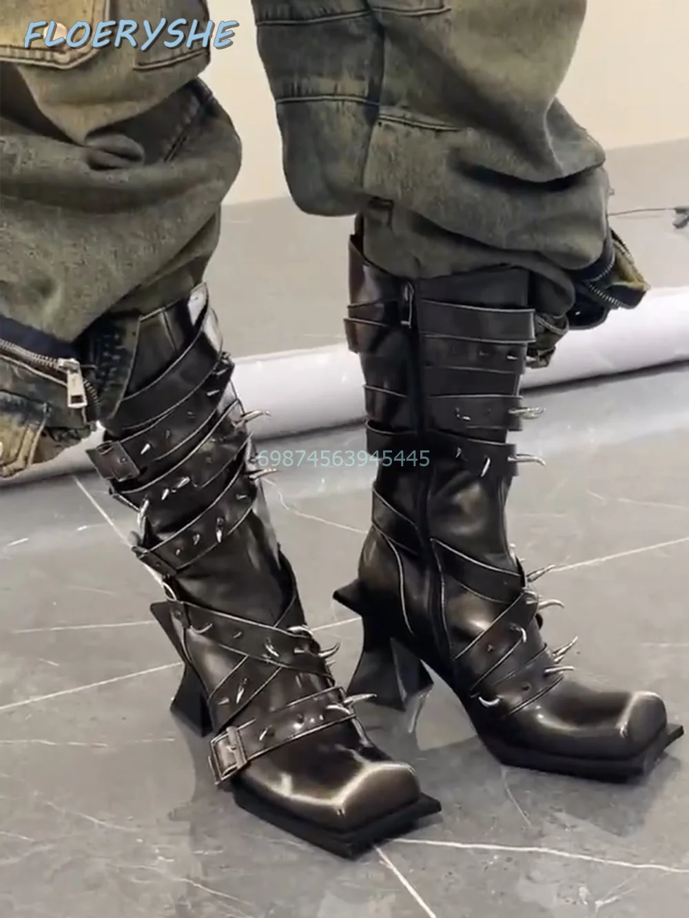 Женские ботинки с заклепками зимние до середины икры перекрестной шнуровкой