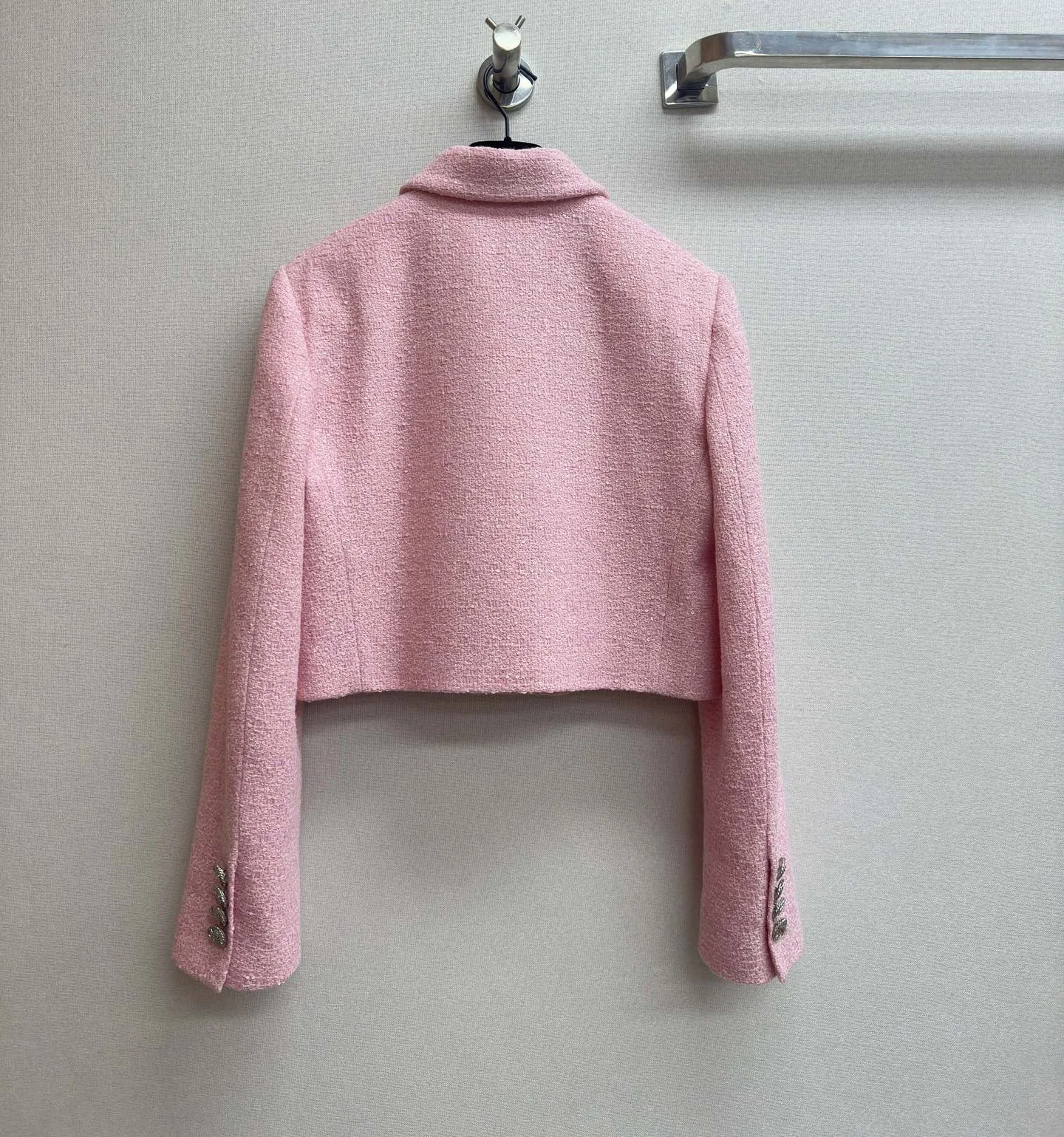 Женский двубортный пиджак из твида розовый B740 весна 2024