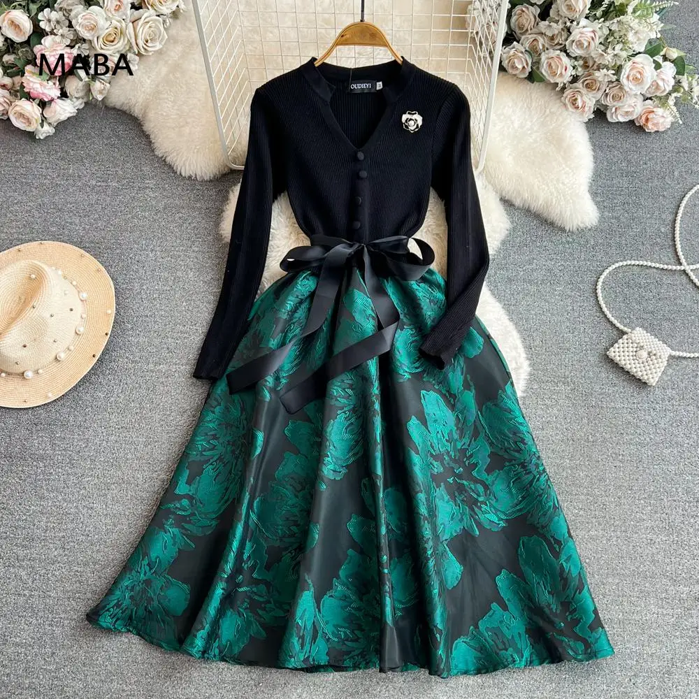 

Женское трикотажное жаккардовое платье-трапеция с V-образным вырезом