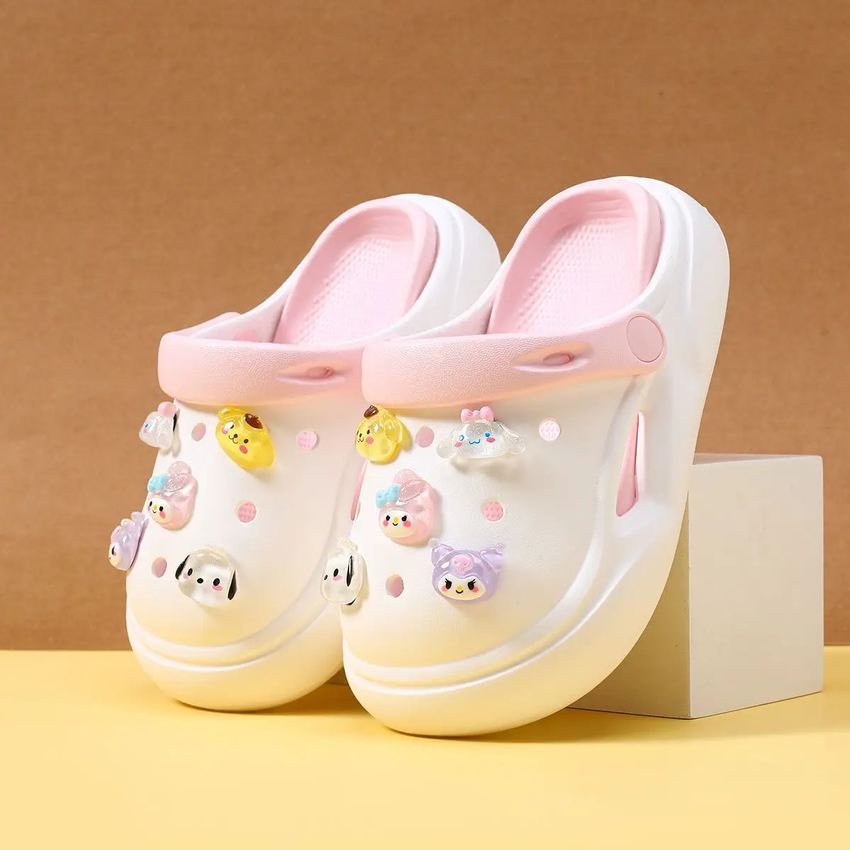 Фото Разноцветные детские сабо в стиле Sanrio, милые прозрачные сандалии с мультяшными подвесками из ЭВА для повседневных игр и прогулок на улице №2