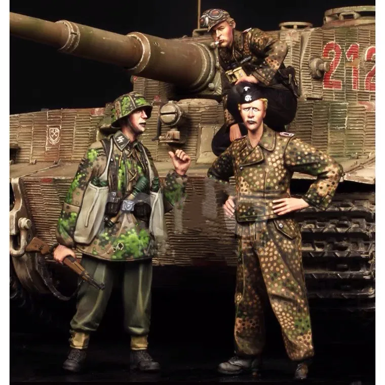 

1/35 Resin model kit WW II tank force 3 soldiers Unassembled Unpainted