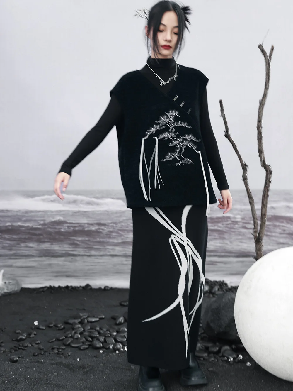 Майка женская с вышивкой и кисточками в китайском стиле