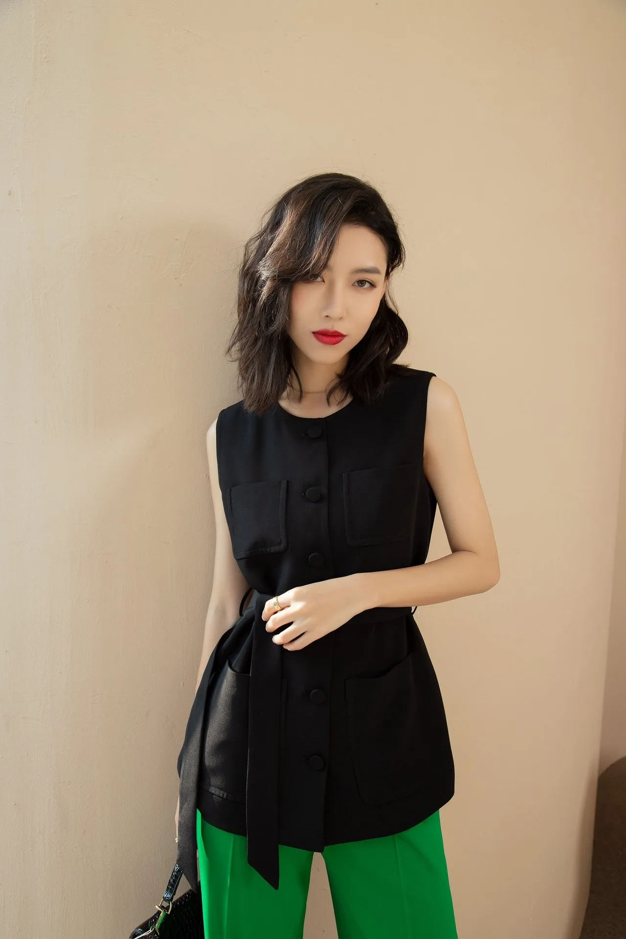 

Женский однобортный жилет без рукавов с круглым вырезом и карманами