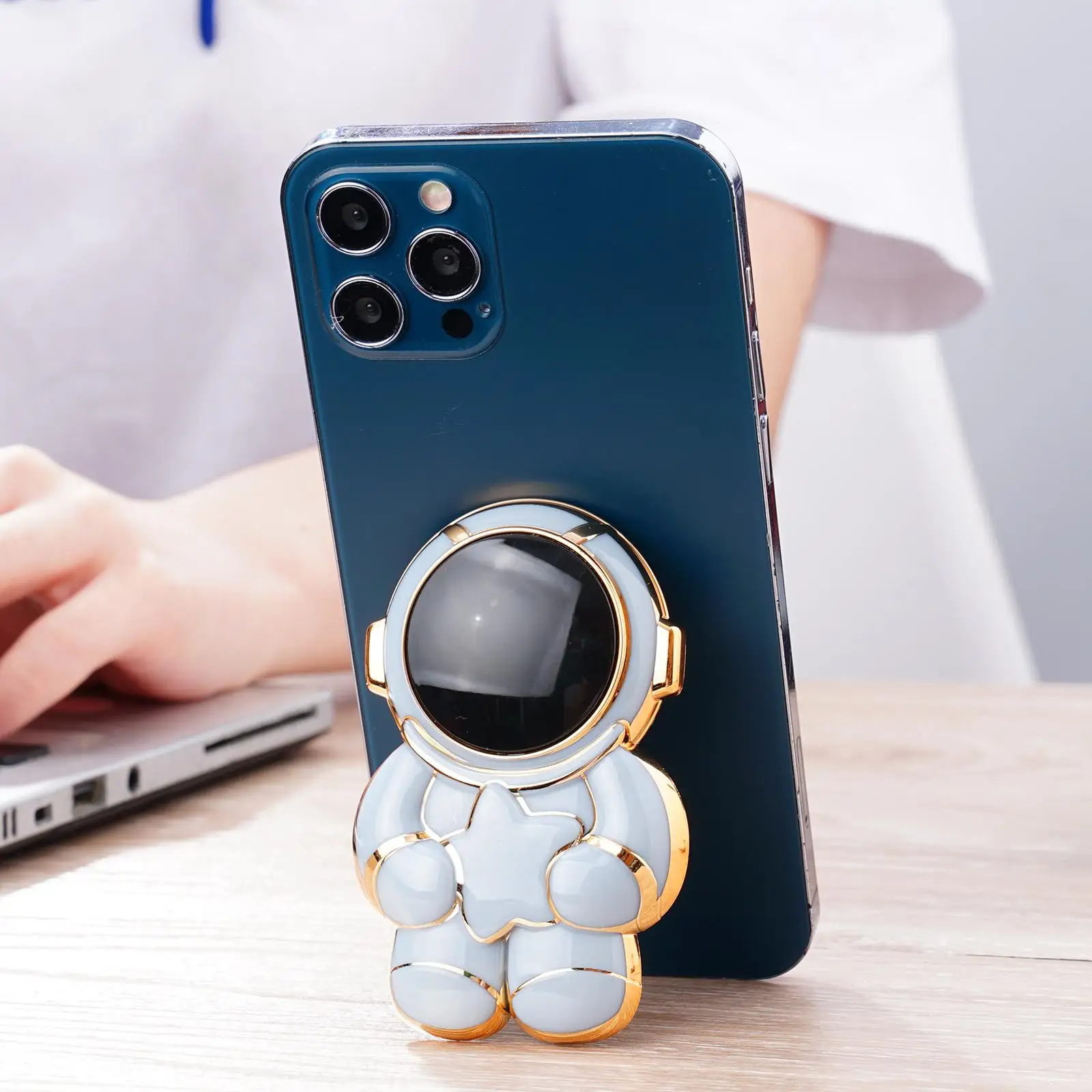 6D Plating Astronaut Hidden Stand For IPhone Universal 6D Astronaut Phone Stand Foldable Phone Mount Finger Phone Holder VIP