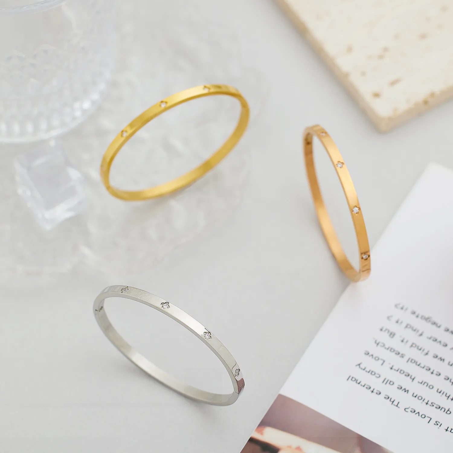 Европейский браслет из титановой стали с цветком сливы и кристаллами AAA +