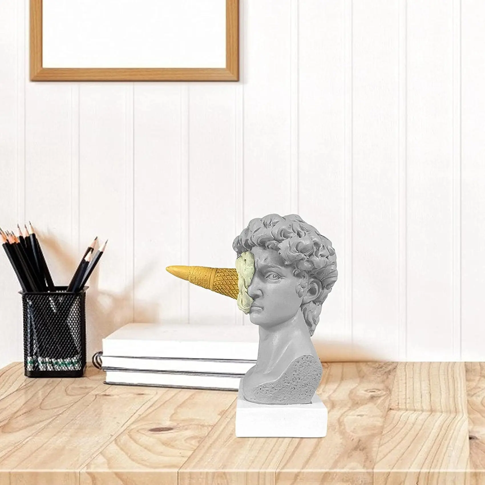 Статуя Давида разбивающего мороженое Европейский современный простой Давид