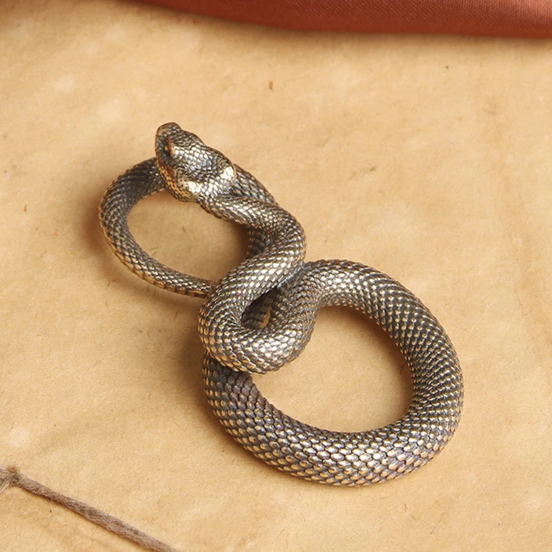 Искусственное змеиное украшение