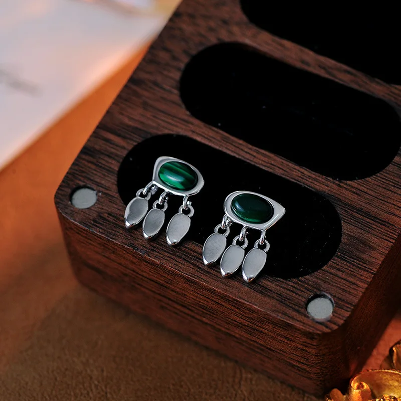 Маленькие легкие роскошные серьги-гвоздики из малахита с драгоценным камнем