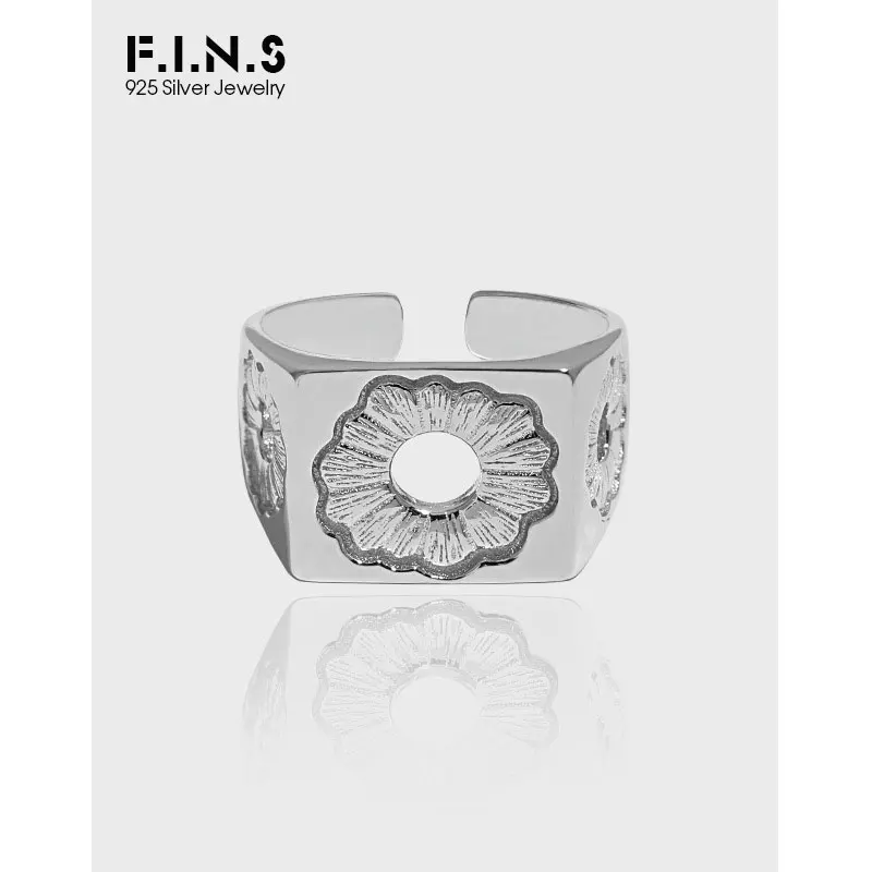 

Открытое кольцо из серебра 925 пробы с полыми маргаритками