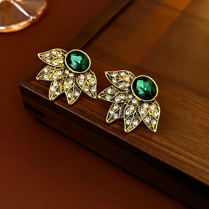 Женская драпировка бриллианты в средневековом стиле