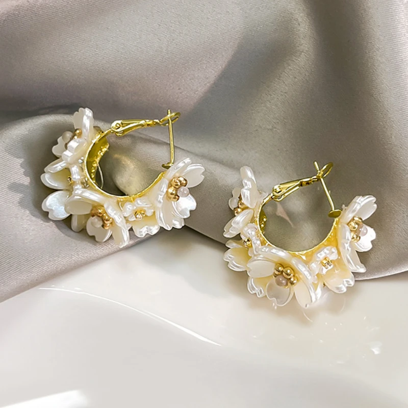 

VSnow Korean Fashion C Shape Flower Shell Hoop Earrings for Women Statement Gold Rhinestone Metal Party Earings Jewelry