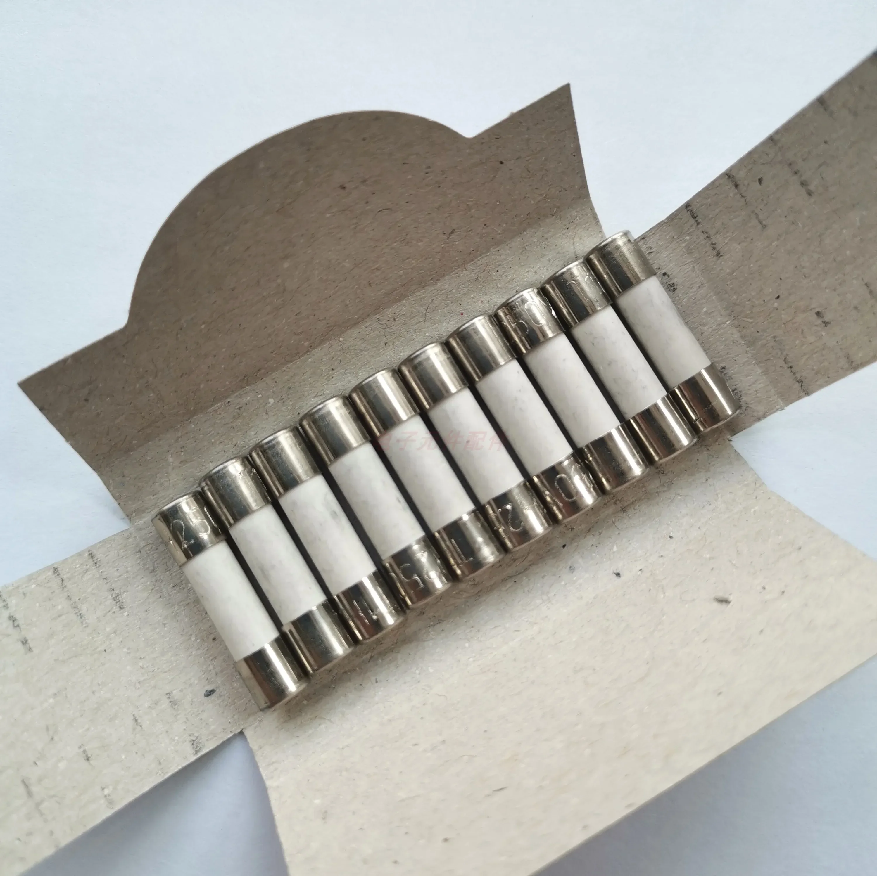 Керамический предохранитель ESKA 5x20 с песком медленная скорость T1H250V керамическая