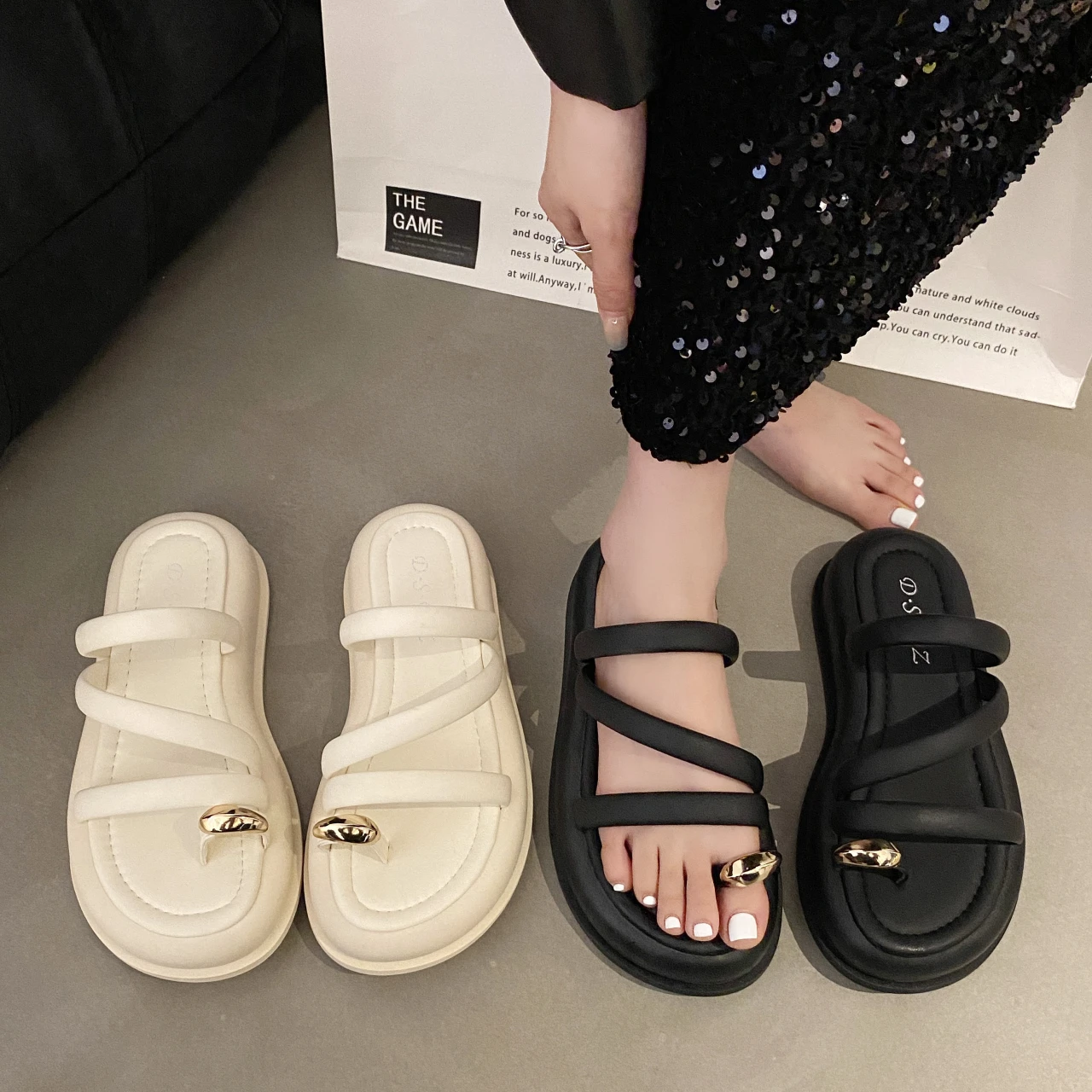 Women Minimalist Thong Sandals Toe Ring 2023 New Mid-Heel Fashion Flat Sandals Summer Outdoor Beach Vacation Leisure Woman Shoes