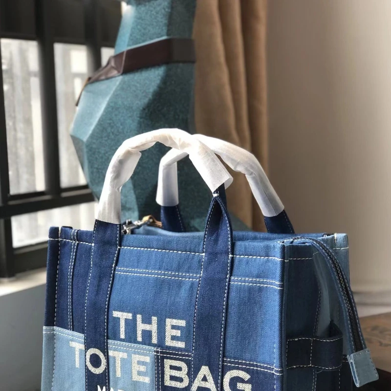 

Дизайнерская джинсовая панельная Сумка-тоут с надписью