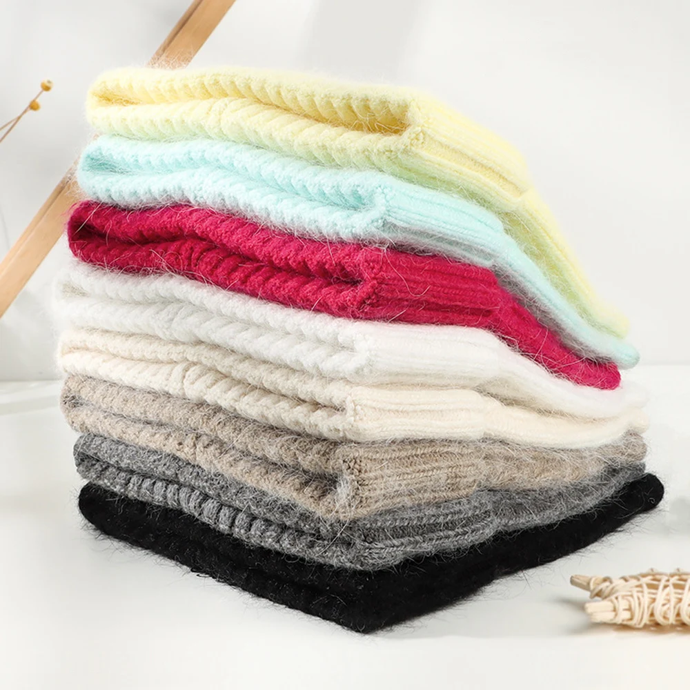 Шапка-бини для женщин на зиму с теплым подкладом из плотной вязки, мягким плюшевым помпоном, черного/белого цвета, однотонная, повседневного стиля, для активного отдыха на улице и учебы.