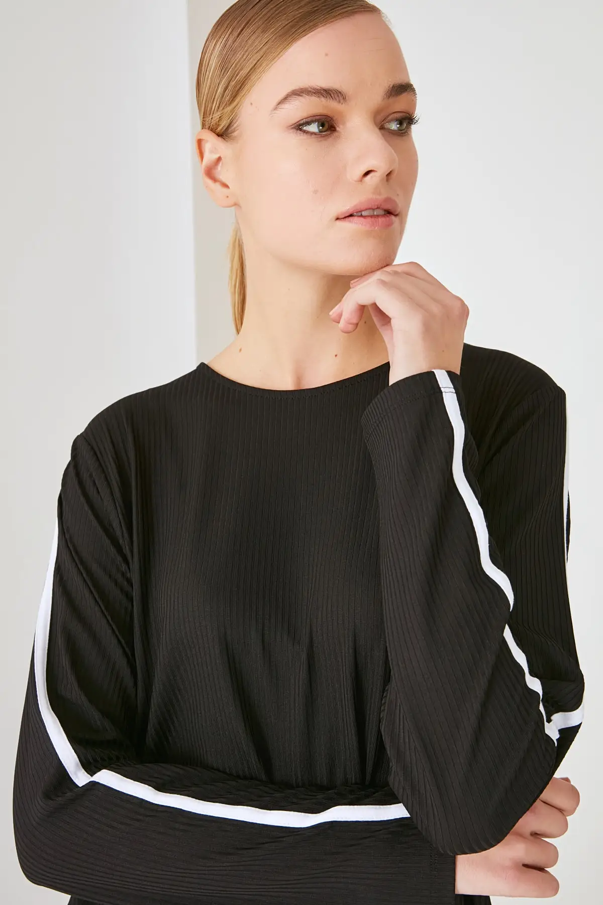 

Black Neck Top-Bottom Team Women Muslim Suit
